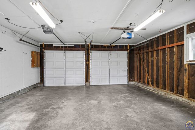 341 NE Monhollon DR, Topeka, KS 66617