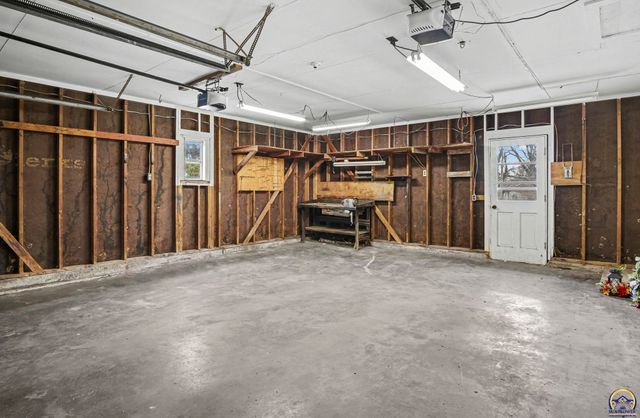 341 NE Monhollon DR, Topeka, KS 66617