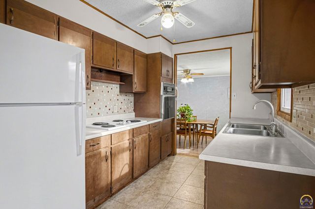 341 NE Monhollon DR, Topeka, KS 66617