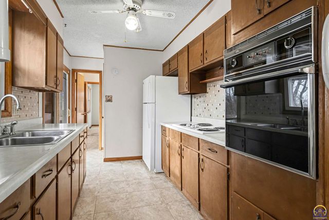 341 NE Monhollon DR, Topeka, KS 66617