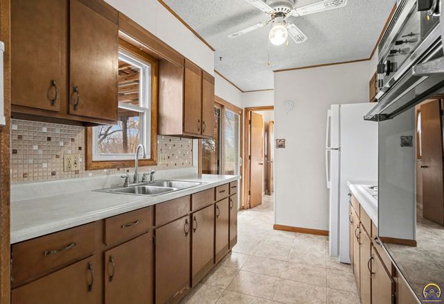 341 NE Monhollon DR, Topeka, KS 66617