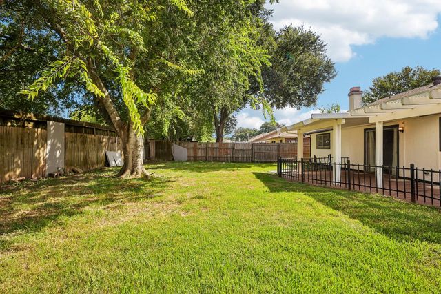 4202 Townes Forest Road, Friendswood, TX 77546