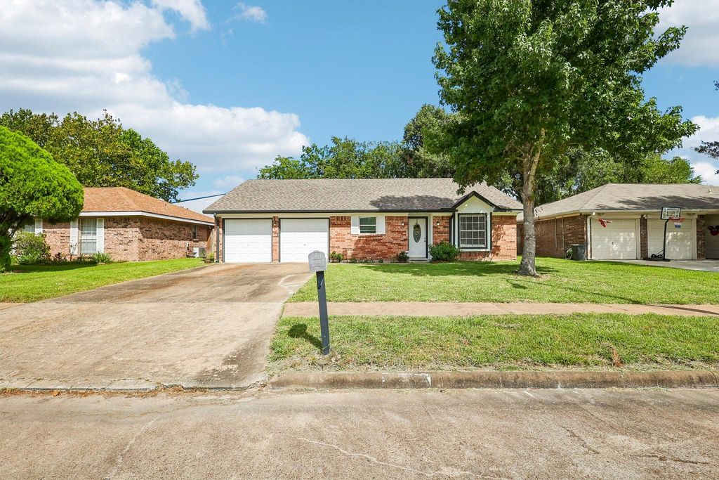 4202 Townes Forest Road, Friendswood, TX 77546