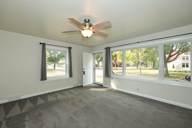 130 W Crawford AVENUE, Milwaukee, WI 53207