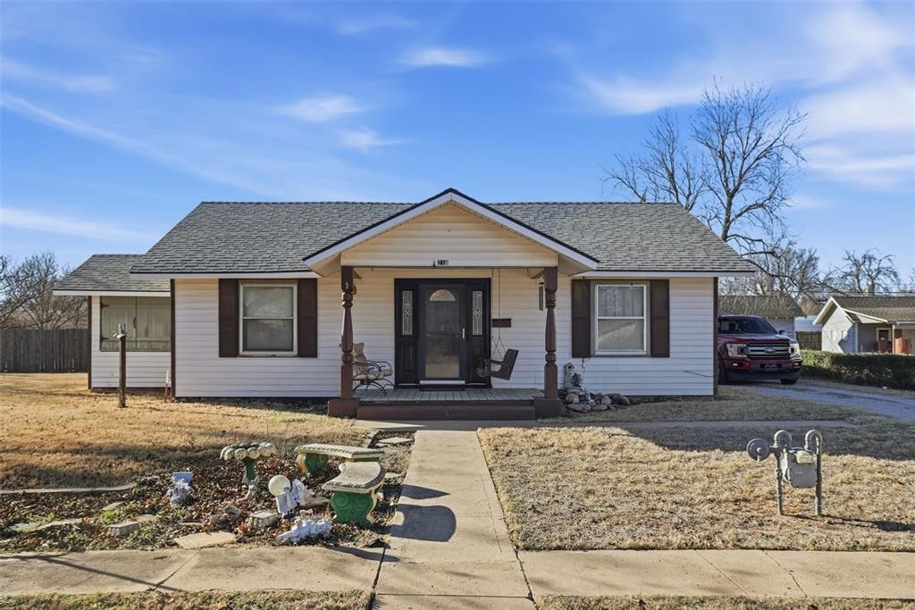 Image 1 of property listing at 210 S Oak Avenue, Hennessey, OK 73742