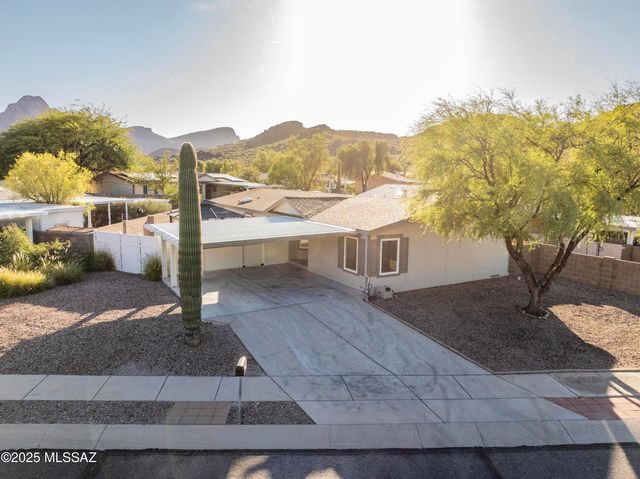 9011 N Valgrind Lane, Tucson, AZ 85743