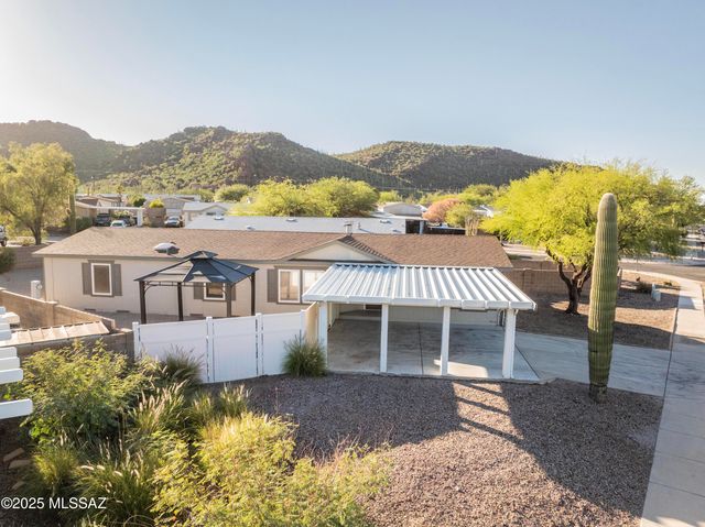 9011 N Valgrind Lane, Tucson, AZ 85743