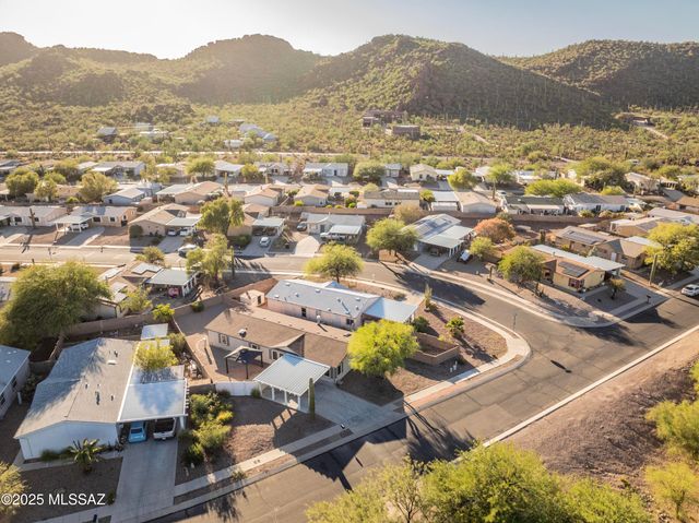 9011 N Valgrind Lane, Tucson, AZ 85743