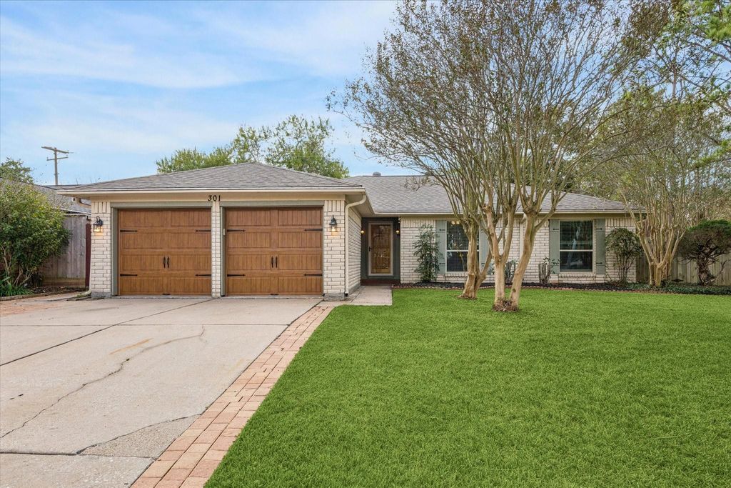 301 Bayridge Drive, League City, TX 77573