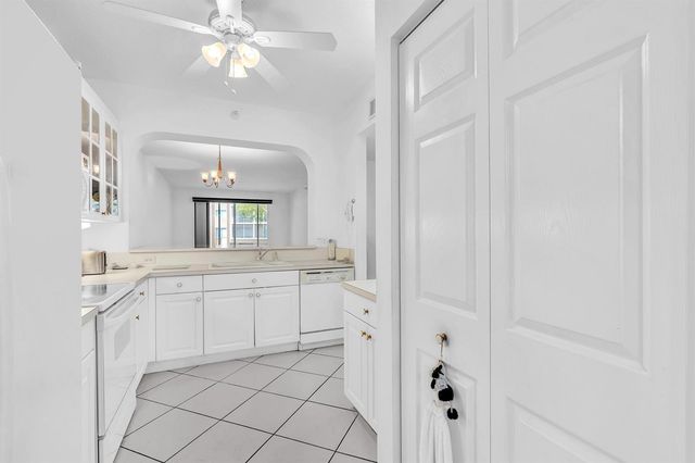 7623 Southampton Terrace 211, Tamarac, FL 33321