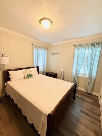 1017 E Miller Street, Angleton, TX 77515