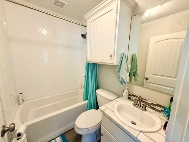 1017 E Miller Street, Angleton, TX 77515
