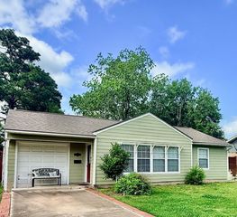 1017 E Miller Street, Angleton, TX 77515