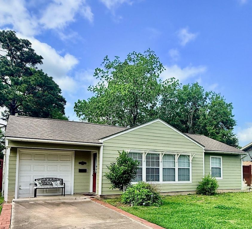 1017 E Miller Street, Angleton, TX 77515
