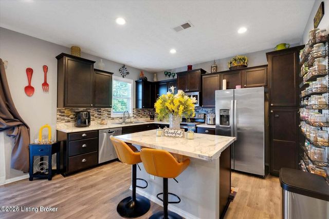 6522 Oak Village Dr, Louisville, KY 40228
