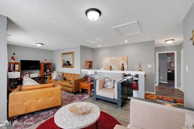 6522 Oak Village Dr, Louisville, KY 40228