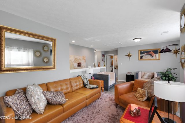 6522 Oak Village Dr, Louisville, KY 40228