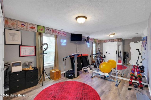 6522 Oak Village Dr, Louisville, KY 40228