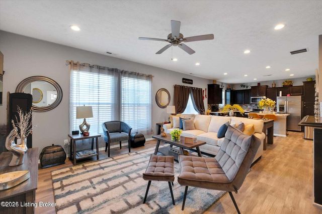 6522 Oak Village Dr, Louisville, KY 40228