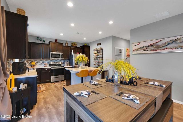 6522 Oak Village Dr, Louisville, KY 40228
