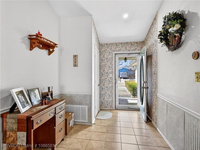 906 N 3rd Terrace, Barling, AR 72923