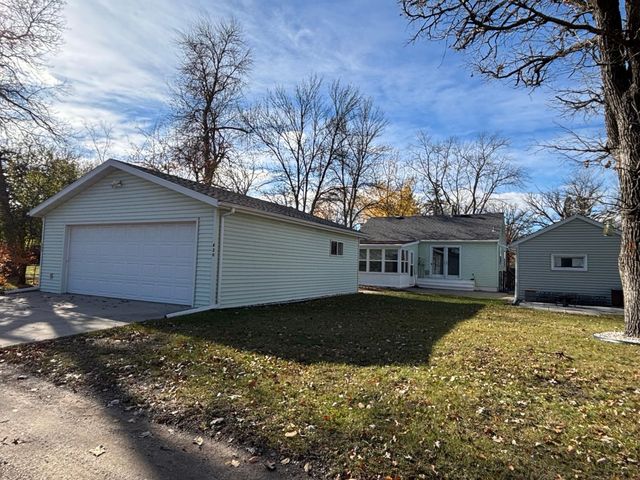 820 Tindolph Avenue S, Thief River Falls, MN 56701