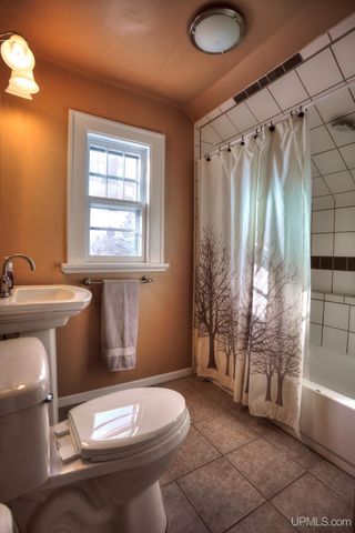 150 W Arch Street, Ironwood, MI 49938