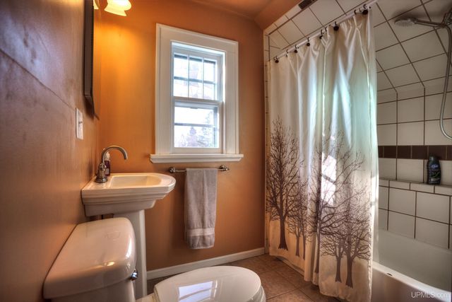 150 W Arch Street, Ironwood, MI 49938