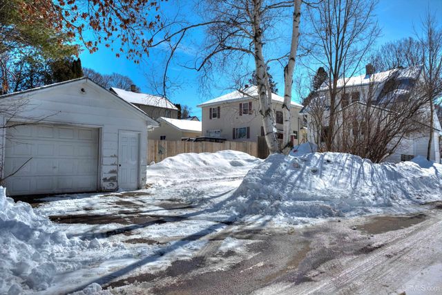 150 W Arch Street, Ironwood, MI 49938