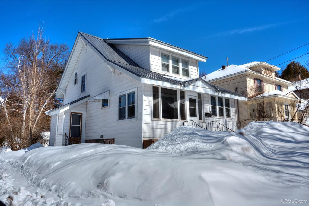 150 W Arch Street, Ironwood, MI 49938