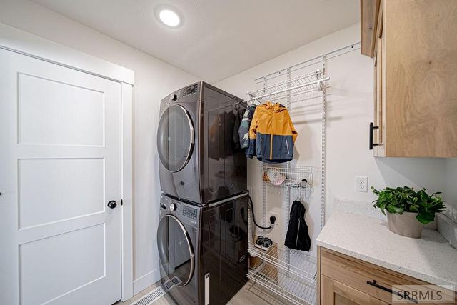 576 Hollow Drive, Ammon, ID 83401