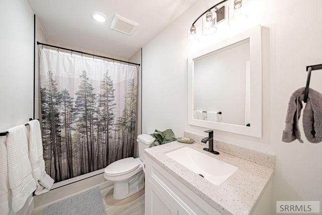 576 Hollow Drive, Ammon, ID 83401