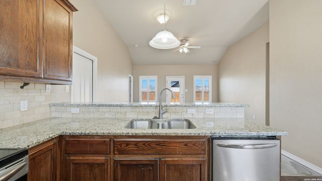 118 Navarro Xing Unit 1B, Seguin, TX 78155