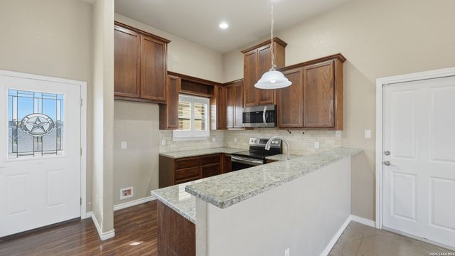 118 Navarro Xing Unit 1B, Seguin, TX 78155