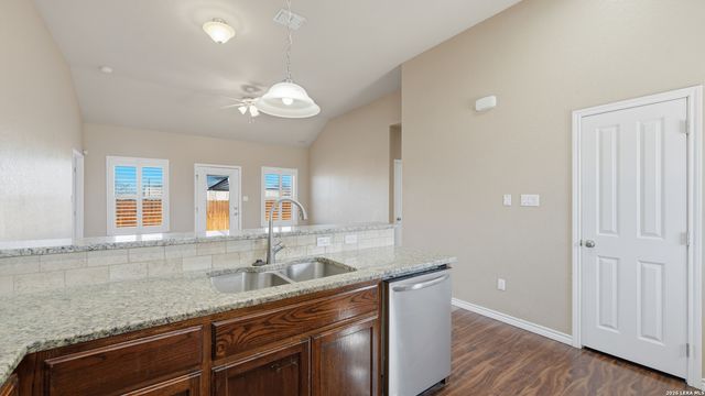 118 Navarro Xing Unit 1B, Seguin, TX 78155