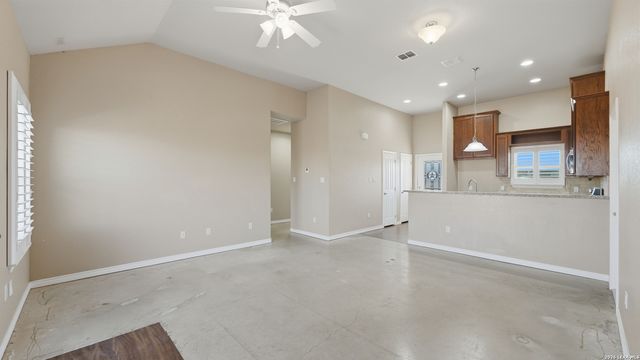 118 Navarro Xing Unit 1B, Seguin, TX 78155
