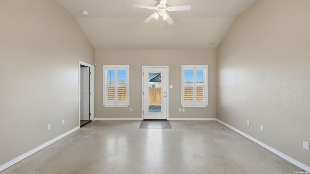 118 Navarro Xing Unit 1B, Seguin, TX 78155