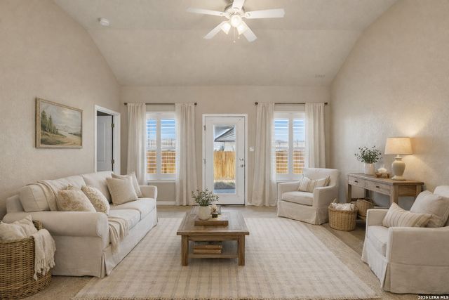 118 Navarro Xing Unit 1B, Seguin, TX 78155