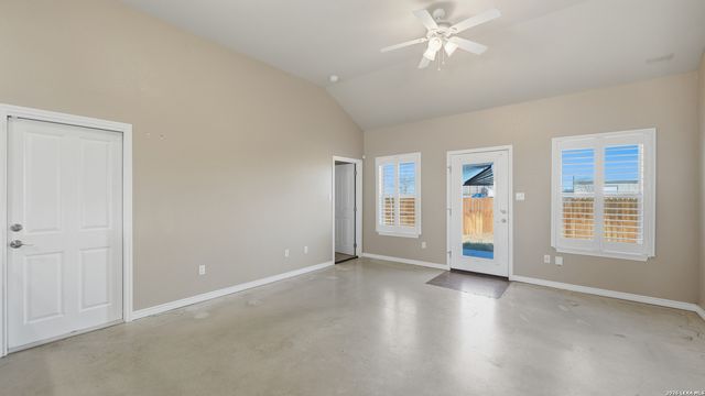 118 Navarro Xing Unit 1B, Seguin, TX 78155