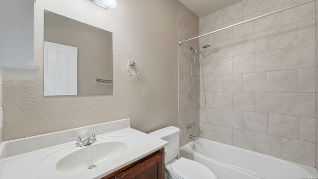 118 Navarro Xing Unit 1B, Seguin, TX 78155