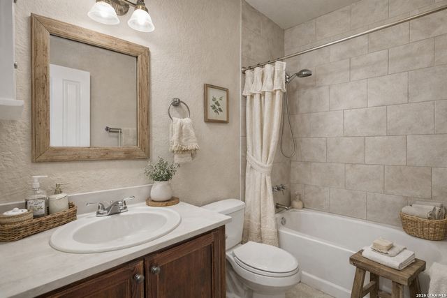 118 Navarro Xing Unit 1B, Seguin, TX 78155