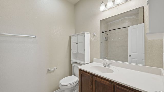 118 Navarro Xing Unit 1B, Seguin, TX 78155