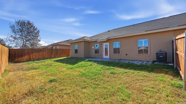 118 Navarro Xing Unit 1B, Seguin, TX 78155