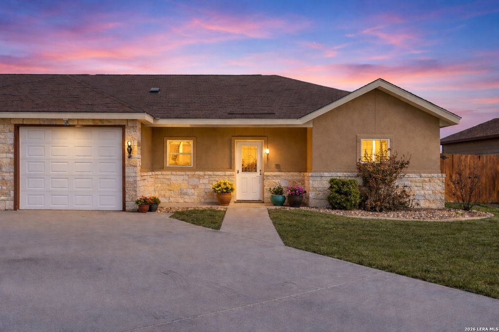 118 Navarro Xing Unit 1B, Seguin, TX 78155