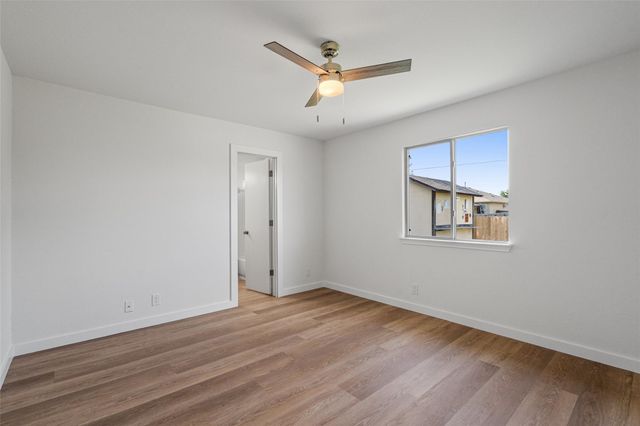 500 Mitchell DR, Hutto, TX 78634