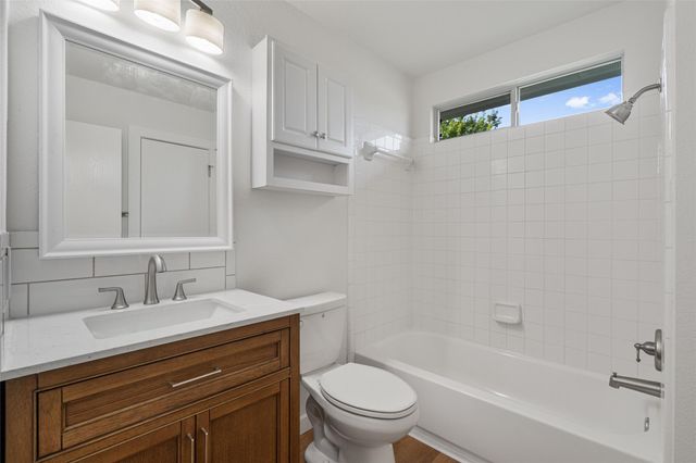 500 Mitchell DR, Hutto, TX 78634