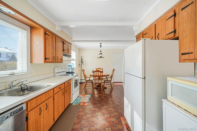 53 Canterbury Lane, North Babylon, NY 11703