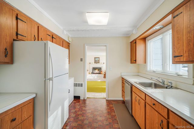 53 Canterbury Lane, North Babylon, NY 11703