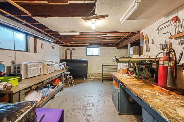 53 Canterbury Lane, North Babylon, NY 11703