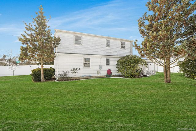 53 Canterbury Lane, North Babylon, NY 11703